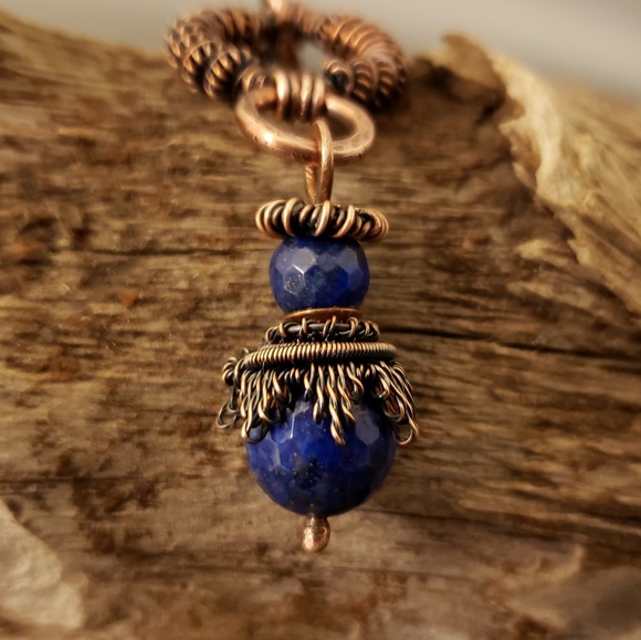 Handcrafted coiled copper pendant with Lapis. - Picture 4 of 4